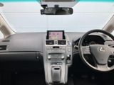 運転席まわりは前方の視界が広く、メーターや中央の画面も自然に目に入る配置です。座面や背もたれにはゆとりがあり、落ち着いた色合いの室内でゆったりとお過ごしいただけます。