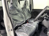 高いホールド性で運転姿勢が安定します。長距離ドライブでも疲れにくいのが魅力です。快適なドライビングライフをお送りください♪