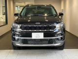 【フロントグリル】7スロットルグリルはJeep伝統の証です。SUVのみにこだわり続けている伝統あるJeep車へお乗り頂いてみてはいかがですか?