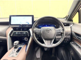 上質で落ち着いた印象のインパネ周りです。各操作スイッチ類も使いやすいよう配置されています。
