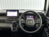 水平基調でスッキリとしたフロントビュー。広く見渡せて運転に安心をもたらします