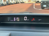 数字や表示がまとまっていて、運転中に速度や各種情報を確認しやすい配置です。必要な情報をひと目で把握しやすく、発進前の確認から日々の通勤やお出かけまで、運転をサポートしてくれます。