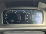 視認性の高いメーターが、運転に必要な情報を分かりやすく表示します。落ち着いた色合いで、運転に集中できる環境です。