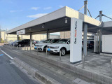 暗くても現車確認可能の認定中古車コーナー。