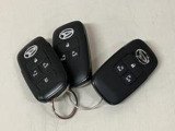 電子カードキーを携帯していれば、ドアハンドルやバックドアのリクエストスィッチを押すだけでドアの施錠、開錠が行えます。電子カードキーがないとエンジンが始動しない、盗難防止に役立つイモビライザー機能付