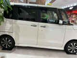 後部座席は左側電動スライドドアなので狭い駐車場でもお手軽に開閉可能!!乗り降りも安心です!!