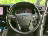 握りやすいステアリングは、運転操作をスムーズに。オーディオや通話機能も操作でき、快適なドライブをサポートします。