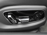 運転席・助手席・後部座席に電動シートを装備。お好みに合わせた細かなシートポジション調整が可能です。