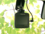 フロントガラス付近にモニターが設置され、運転席から位置を確認しやすい仕様です。画面を備えた機器が視界の上部にあり、車内の情報確認に活用できます。