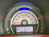 速度計と液晶表示がひと目で確認しやすく、運転に必要な情報を把握しやすいレイアウトです。シンプルな表示で、乗車時の確認もスムーズに行えます。