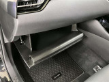 助手席側には小物の収納に便利なダンパー付きグローブボックスが装備されているので車内の整理にもとっても便利です♪