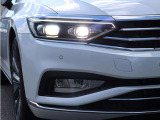 【LEDマトリックスヘッドライト】フロントカメラで対向車や先行車を検知し、32個のLEDを個別に制御。周囲の状況に応じた最適な配光を実現する先進のヘッドライトシステムです。
