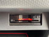 【ETC】有料道路を利用する際に料金所で停止することなく通過できる、ETC車載器(ノンストップ自動料金収受システム機器)が装備されています。セットアップを行うことで利用可能になります。