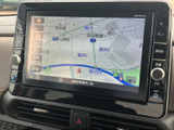 現在地周辺の道路や地名が地図上に表示され、画面を見ながら目的地までのルートを確認できます。時刻や案内情報も表示され、お出かけの際に役立つ装備です。