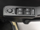 パワーウィンドウのスイッチです。運転席に居ながら助手席の窓を開け閉めできるので便利ですよ。 ロック機能も付いてるので子供がイタズラして窓を開けるという事もできなくできますよ。