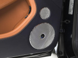 オプションのNaim For Bentley。音響設備にも妥協のない1台となっております。