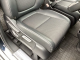 手動のレバーを使って、シートの高さや背もたれの角度を変えることができます。