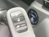 【Hondaスマートキー】カバンやポケットに入れたままでもドアの施錠・解錠が可能なスマートキーを装備。エンジンのオン・オフ時もカギを取り出す必要が無いからとっても便利です♪