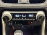 デュアルオートエアコン付きです。運転席・助手席でそれぞれ吹き出す風の温度や風量など自動調整してくれます。