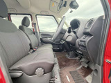 運転席シート廻りは使用感も少なく、良好な状態となっています。前オーナー様が丁寧に使っていたことがよくわかりますね。
