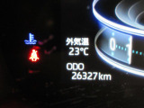 たとえばダイハツのお店にある、たくさんのスマアシ搭載車は、正常に作動する事をしっかり確認します。