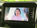 移動時間も楽しく過ごせるTV機能を搭載。停車中に、ニュースや番組をチェックできます。快適なドライブのお供に最適です。