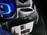 車外の明るさに応じて、自動的にライトの点灯・消灯を行います。
