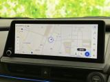 地図が大きく表示され、現在地や周辺の道路を確認しやすい画面です。目的地設定などの案内も画面上で利用でき、初めて訪れる場所への移動や、日常のお出かけを便利にサポートします。