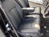 フロントシートです!!ベンチシートなので座席の移動もスムーズに出来ます!!足元も広く運転も楽ですよ!!