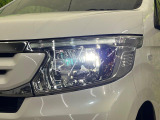 【HIDヘッドライト】非常に明るく前方を照らしてくれるので、悪天候や夜間の走行時も視界良好で安心してお乗りいただけます。