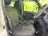 前席は座面と背もたれにゆとりを感じるつくりで、運転席と助手席が並ぶ落ち着いた空間です。窓から外を確認しやすく、乗り降りもしやすい配置です。