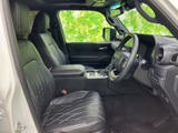 ゆったりとした前席と大きな窓で、運転席から周囲を見渡しやすい室内です。黒を基調とした落ち着いた空間に、シートのステッチがほどよいアクセントを添えています。