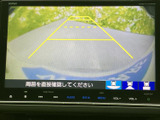 後方確認をサポートするバックモニターで、狭い場所でも安心駐車。ガイドライン表示で、より正確な駐車操作を支援します。安全性を高めます。
