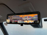 後席の荷物や乗員に遮られないクリアな後方視界を実現。スイッチ一つで通常の鏡面と切替可能です!