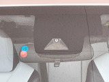 【プリクラッシュセーフティ】前方の車両等を検知し、衝突しそうな時は警報で注意を促し、ブレーキを踏む力をサポート。ブレーキを踏めなかった場合は衝突被害軽減ブレーキが作動、衝突回避をサポートします。
