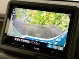 後方確認がしやすいバックモニターで、狭い道や駐車場でも安心。安全な運転をサポートする頼もしい機能です。映像で状況を確認できます。