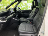 視界の広さが特徴的な運転席。操作しやすい配置で、安全運転をサポートします。快適なドライブをお楽しみいただけます。シンプルで使いやすい空間です。