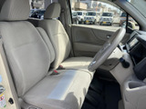 運転席からの視界は広々としていて、運転しやすいです。シートの形状も工夫されており、長時間のドライブでも快適に過ごせます。清潔感も保たれています。
