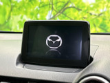 ダッシュボード上部に画面を配置し、運転席から目線を大きく移さず確認しやすい位置です。表示部が独立しているため、走行中も画面の内容を把握しやすい配置です。