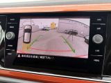 ガイドライン付きバックで安全な駐車をサポート。