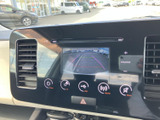 後方確認をサポートするモニターは、駐車時の安全性を高めます。ガイドライン表示で、スムーズな駐車操作をアシストします。