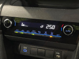 【オートエアコン】一度お好みの温度に設定すれば、車内の温度を検知し風量や温度を自動で調整。暑い&hellip;寒い&hellip;と何度もスイッチ操作をする必要はありません。快適な車内空間には必須の機能ですね♪