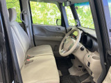 運転席は、シンプルで機能的なデザイン。操作性の良い配置で、快適なドライビングをサポートします。広々とした空間も魅力です。