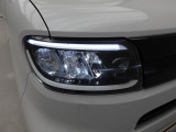 【フルLEDヘッドランプ】 白く明るい光で夜間走行の安心感を高めます。車両姿勢の変化に応じて、照射軸の上下方向が調節できるマニュアルレベリング機能付です。
