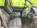 前席は視界が広く、運転席と助手席それぞれにゆったり座れる空間です。落ち着いた色合いのシートで、足元にも余裕があり、毎日の移動を快適に過ごせます。