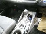 シフト周りです。電動パーキングブレーキやブレーキホールドが付いています。