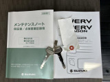 挿し込んで回す昔ながらのイグニッションキータイプキーです。スペアキーもご用意しました。取扱説明書、メンテナンスノート付。