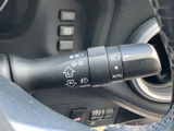 操作しやすい位置に配置されたウインカーレバー。直感的な操作で、安全な車線変更をサポートします。