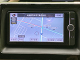道路や周辺施設を画面に表示し、現在地を確認しながら目的地までの道順を把握するのに役立ちます。表示切替や地点登録などの項目も並び、行き先に合わせて活用できます。
