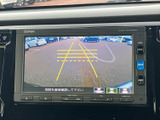 後方の映像にガイド線が表示され、駐車時に車両と周囲との位置関係を確認しやすい装備です。バック時の目視確認を補助し、車庫入れや駐車場での操作に役立ちます。